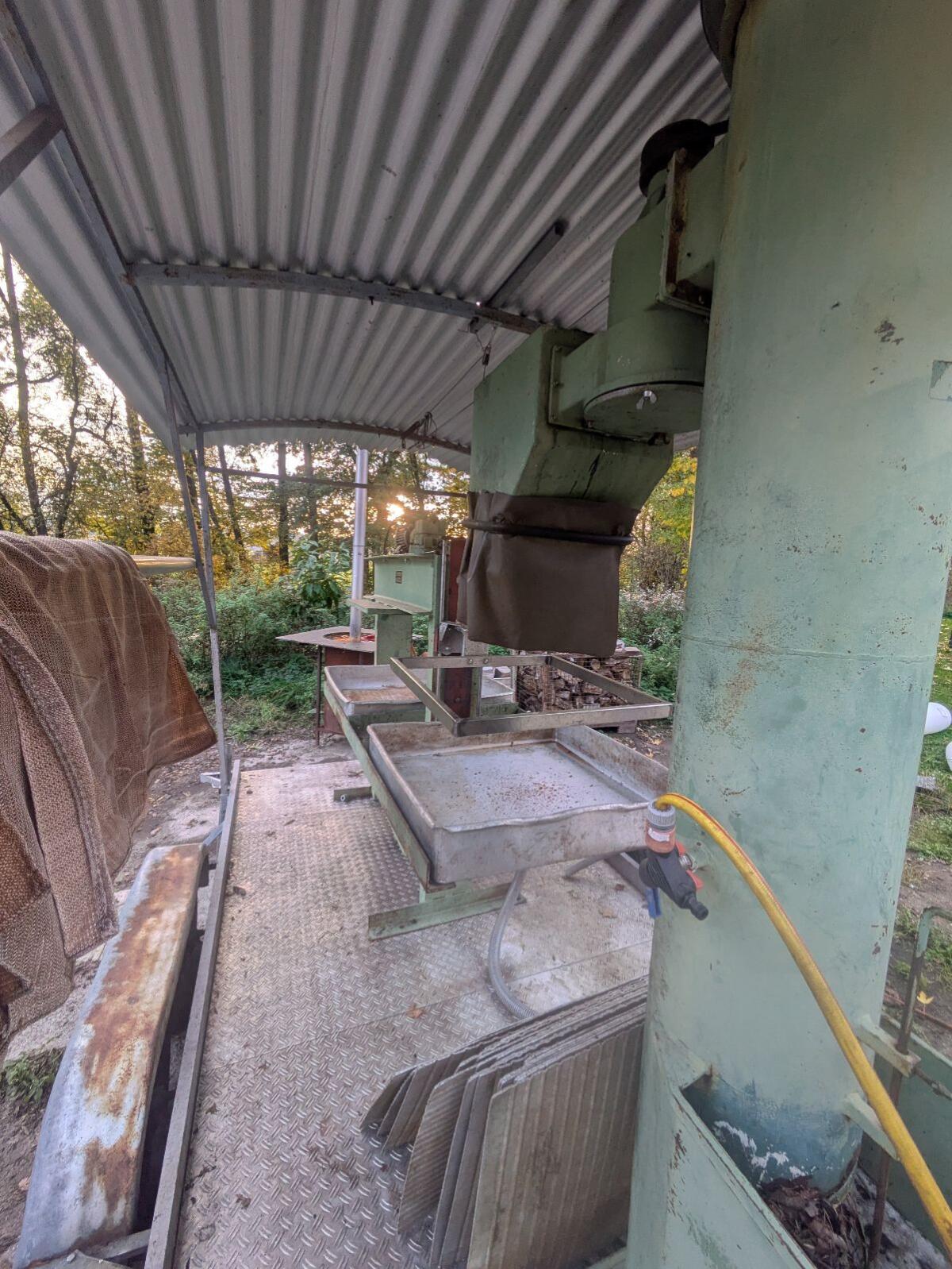 Mostpresse mit Pasteurisierungsanlage und Fässer 3