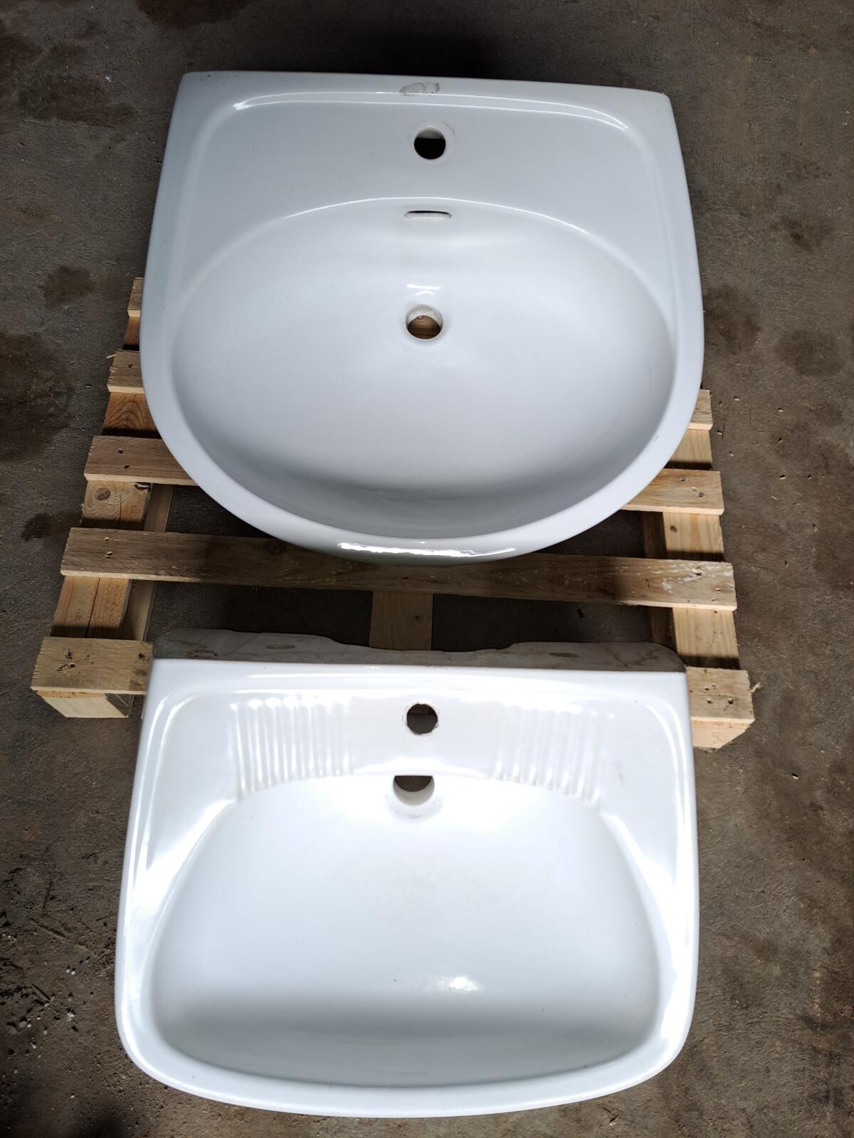 2 Waschbecken zu verschenken 1