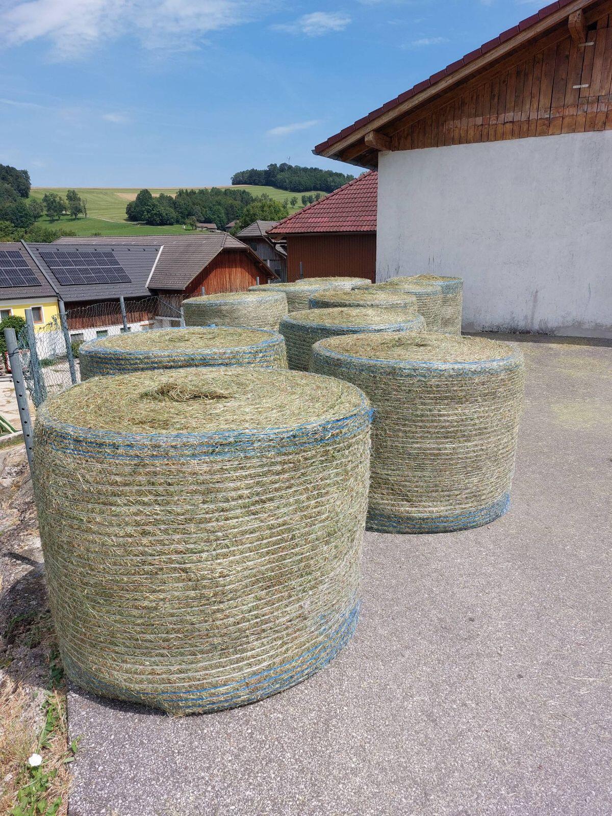 Verkaufe belüftete Heurundballen 1