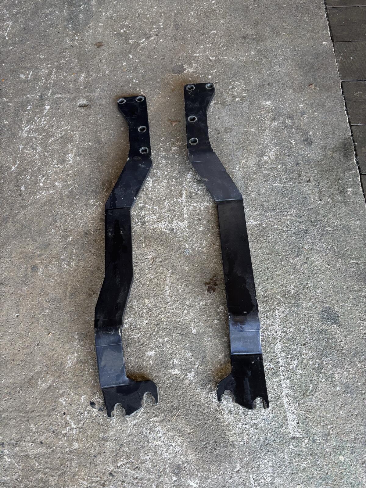 New Holland T5000/Case JXU Fronthydraulik Verstrebung 1