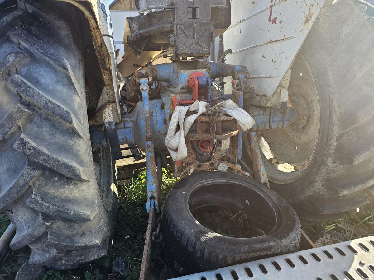 2 Stk. Ford 5000, eine mit Papieren, eine für Teile 2