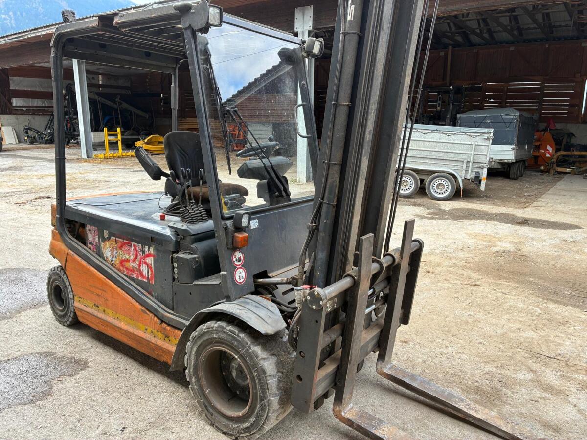 Elektrostapler mit Ladegerät Still 2