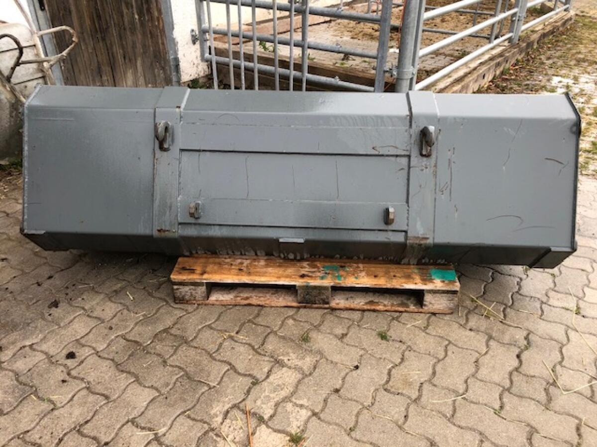 Universal Frontlader-Schaufel 2
