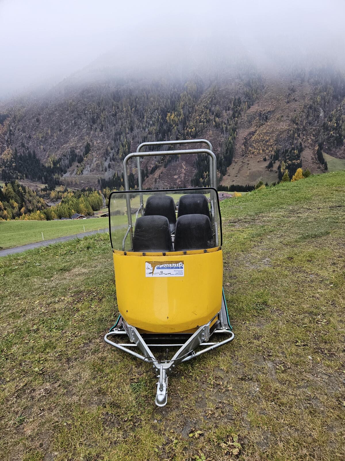 Skidoo Schwerlastanhänger mit Schneeschild, Sitzen und Gurten 2