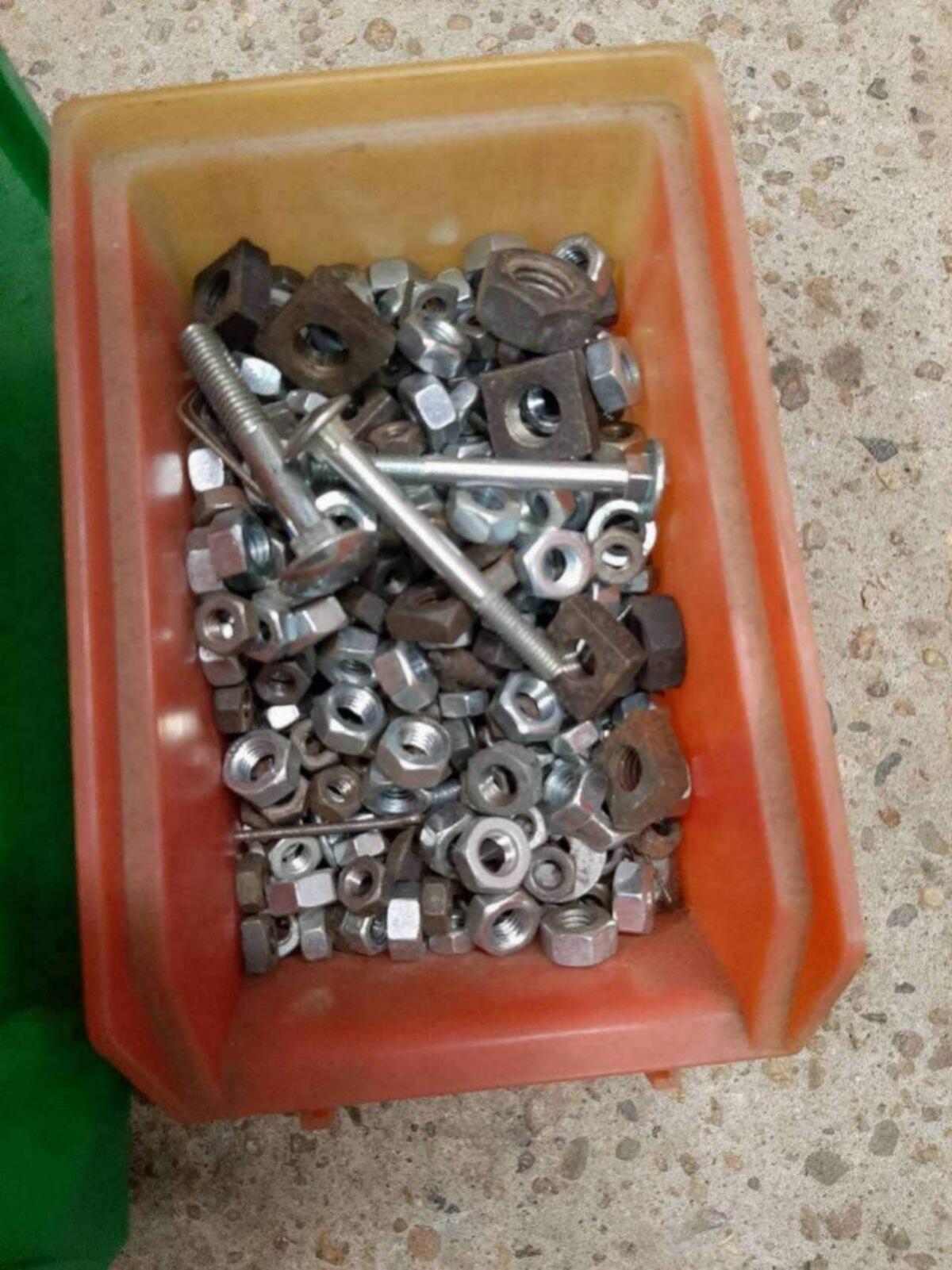 Schrauben und Muttern 3