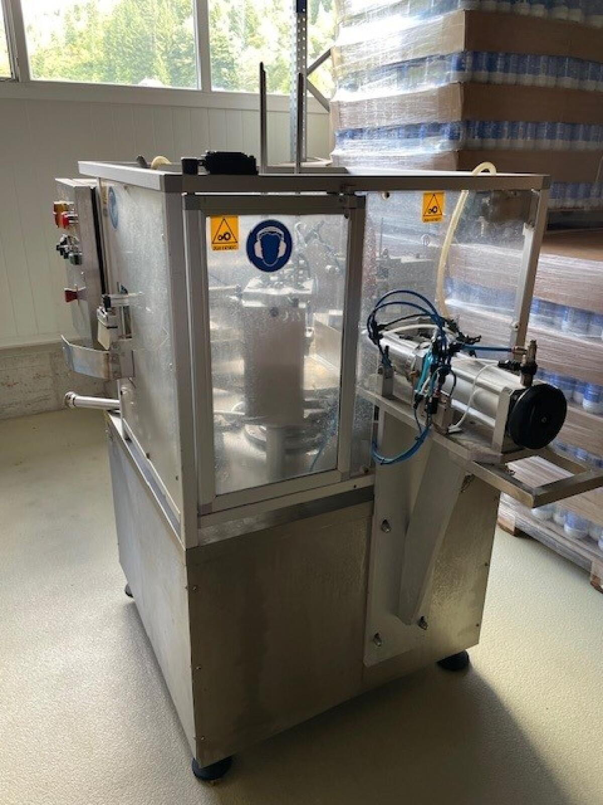 Becherabfüllanlage für Milchprodukte oder Marmeladen, Rotopack 1