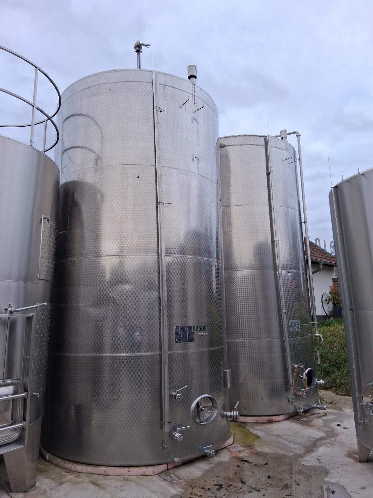 2x Edelstahltank 25.000 l 1
