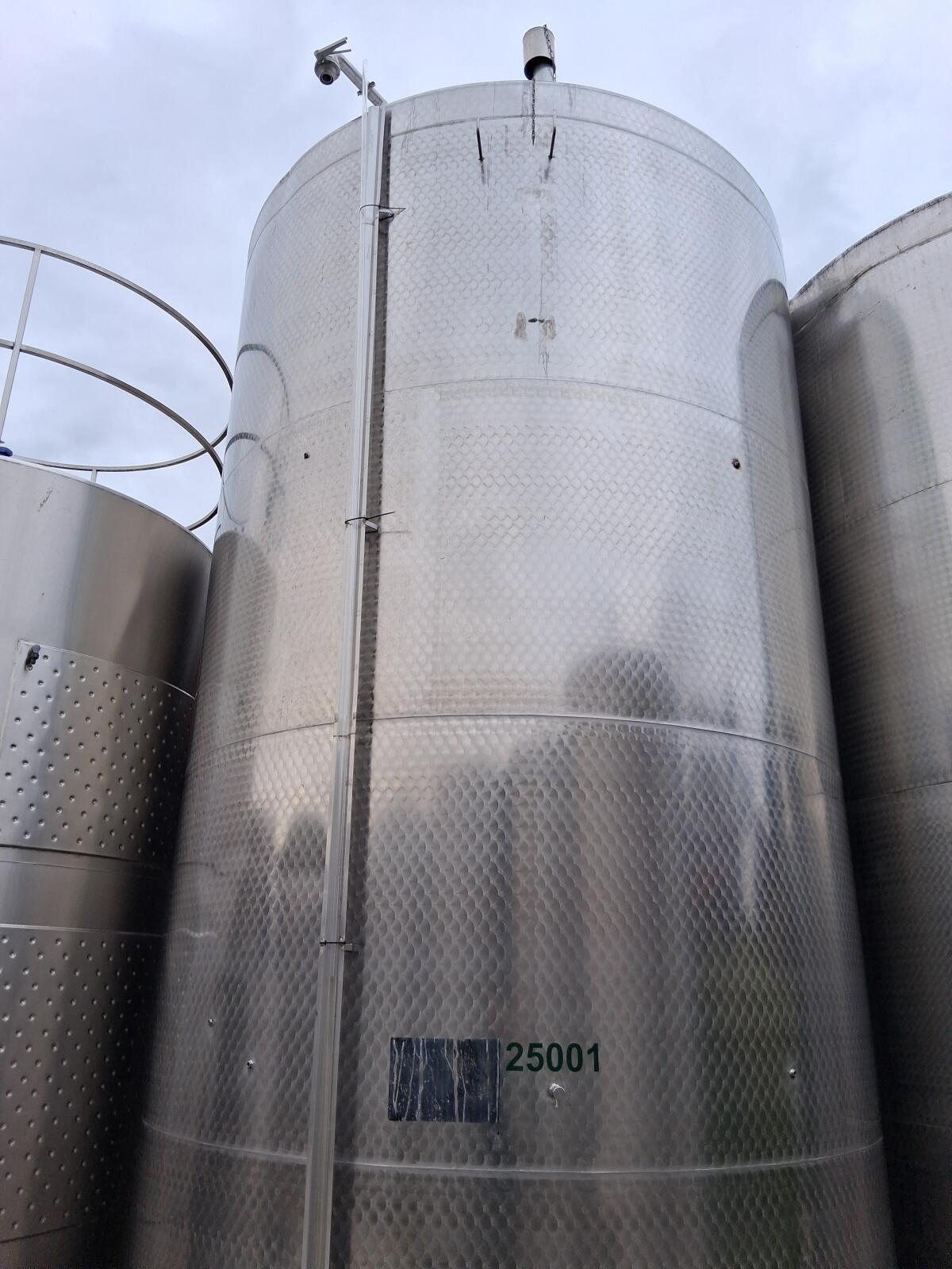 2x Edelstahltank 25.000 l 3