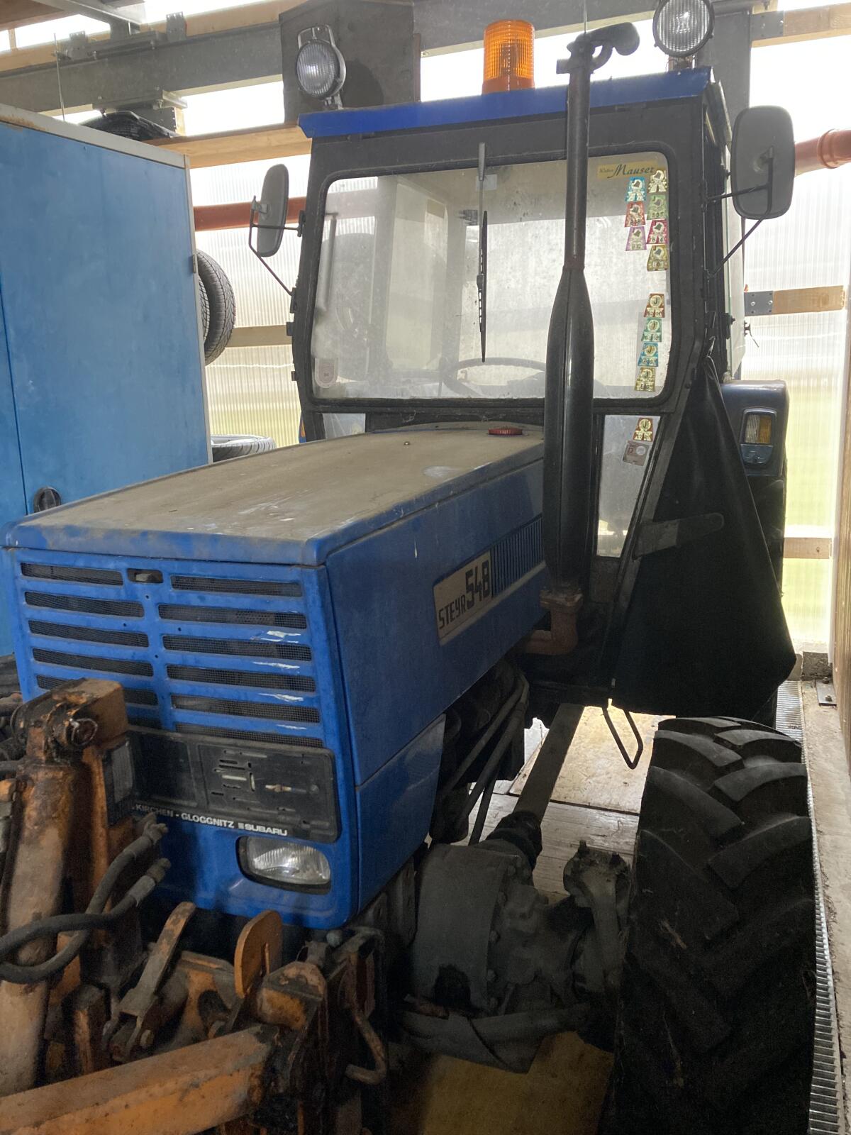 Steyr 548a mit hydraulischem Schneeschild 1