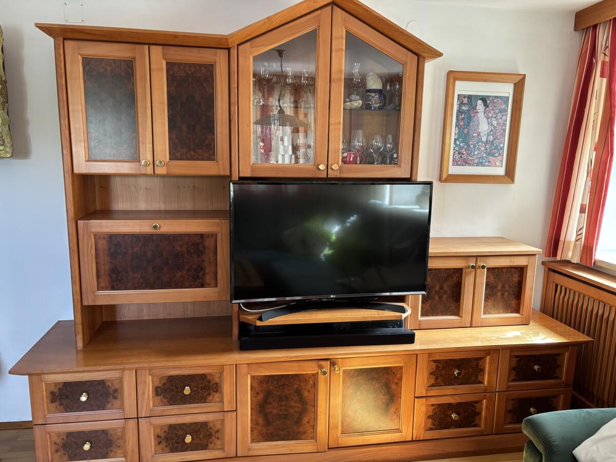 Wohnzimmerschrank in Kirschholz mit Nusswurzeleinlagen 1