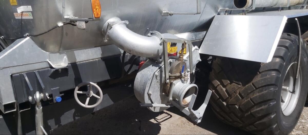 Lochmann Güllefass mit Triebachse 3