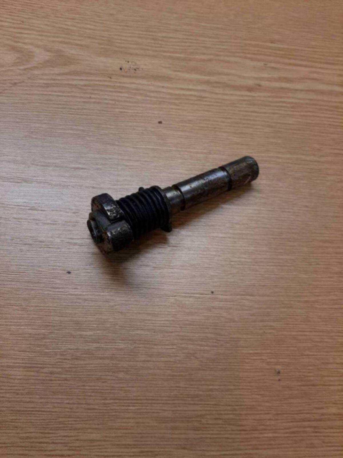 Exzenterbolzen Deutz Steuerdeckel 3