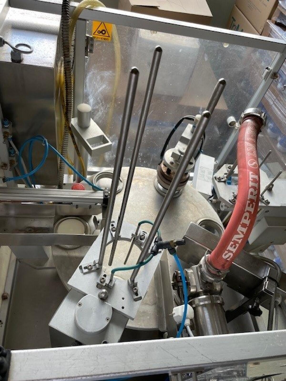 Becherabfüllanlage für Milchprodukte oder Marmeladen, Rotopack 2