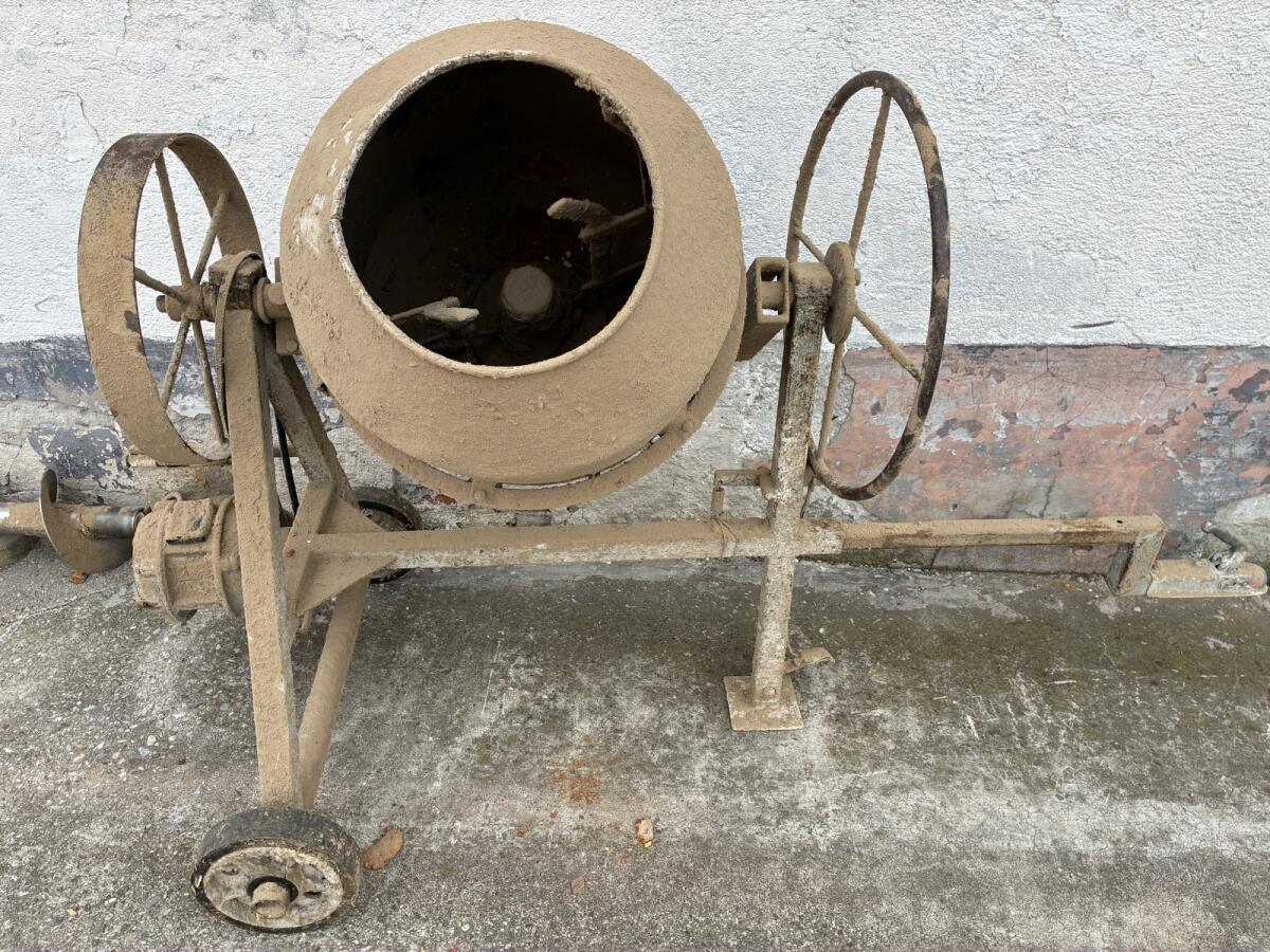 Mischmaschine mit Motor 1