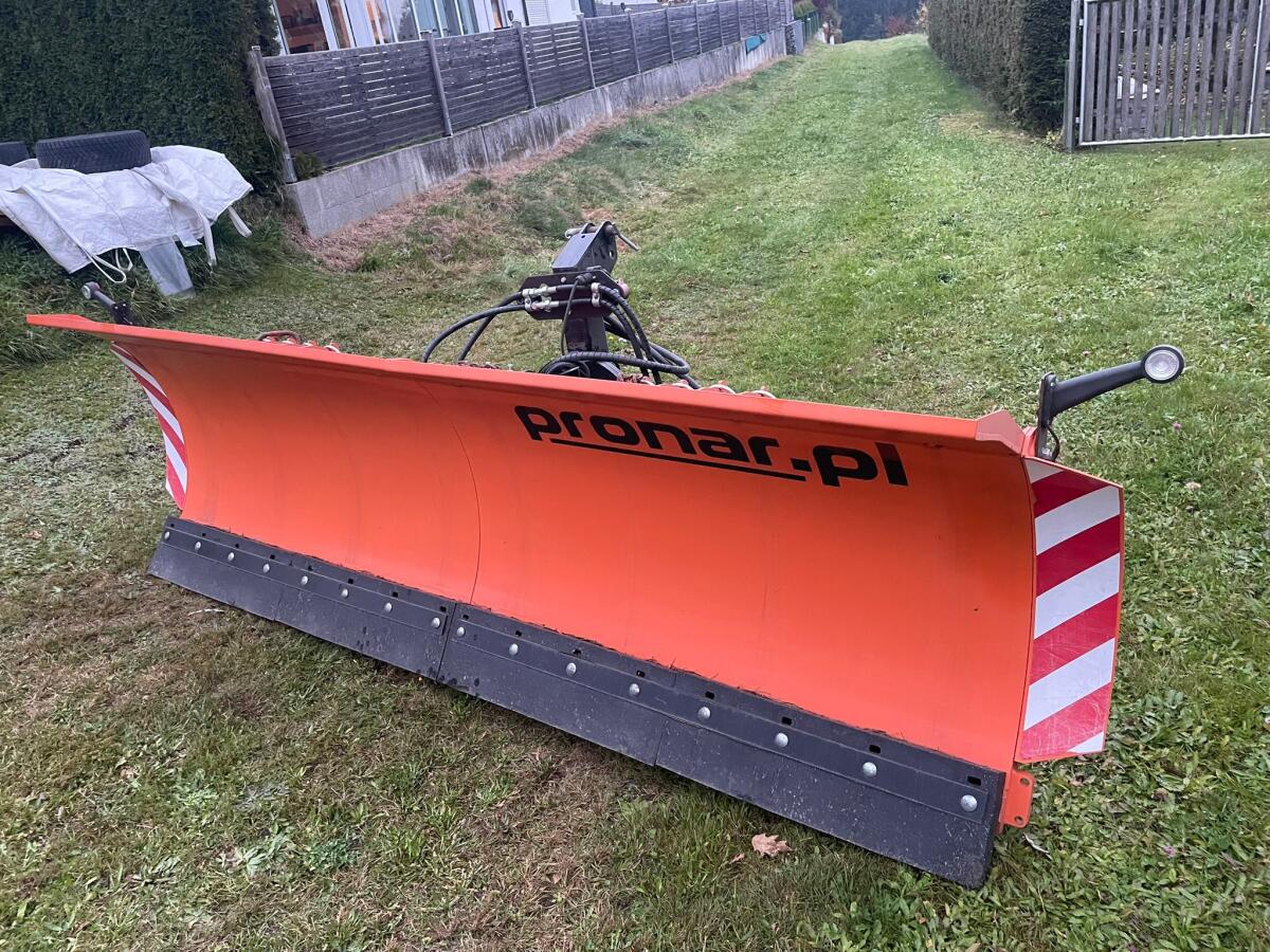Schneepflug Schneeschild Pronar 3 m Winterdienst Dreipunkt 1