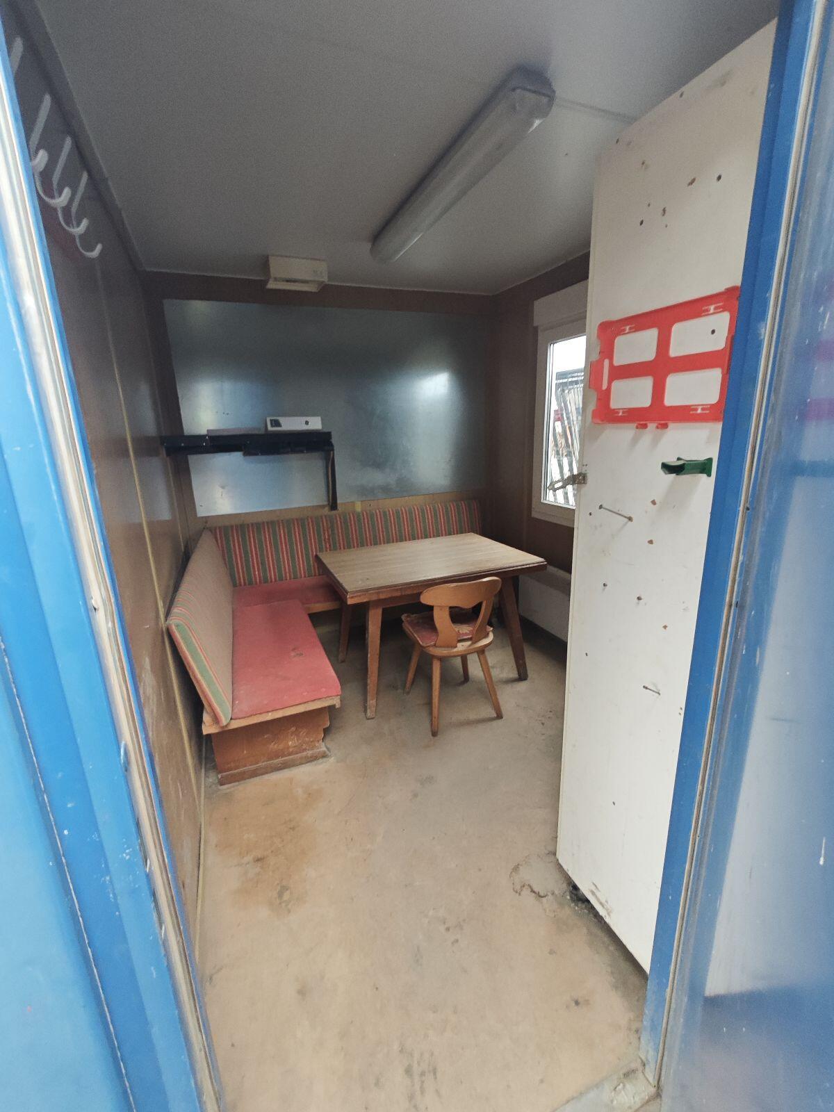 Baucontainer 2,50 x 2,50 x 3 m lang mit Eckbank 2