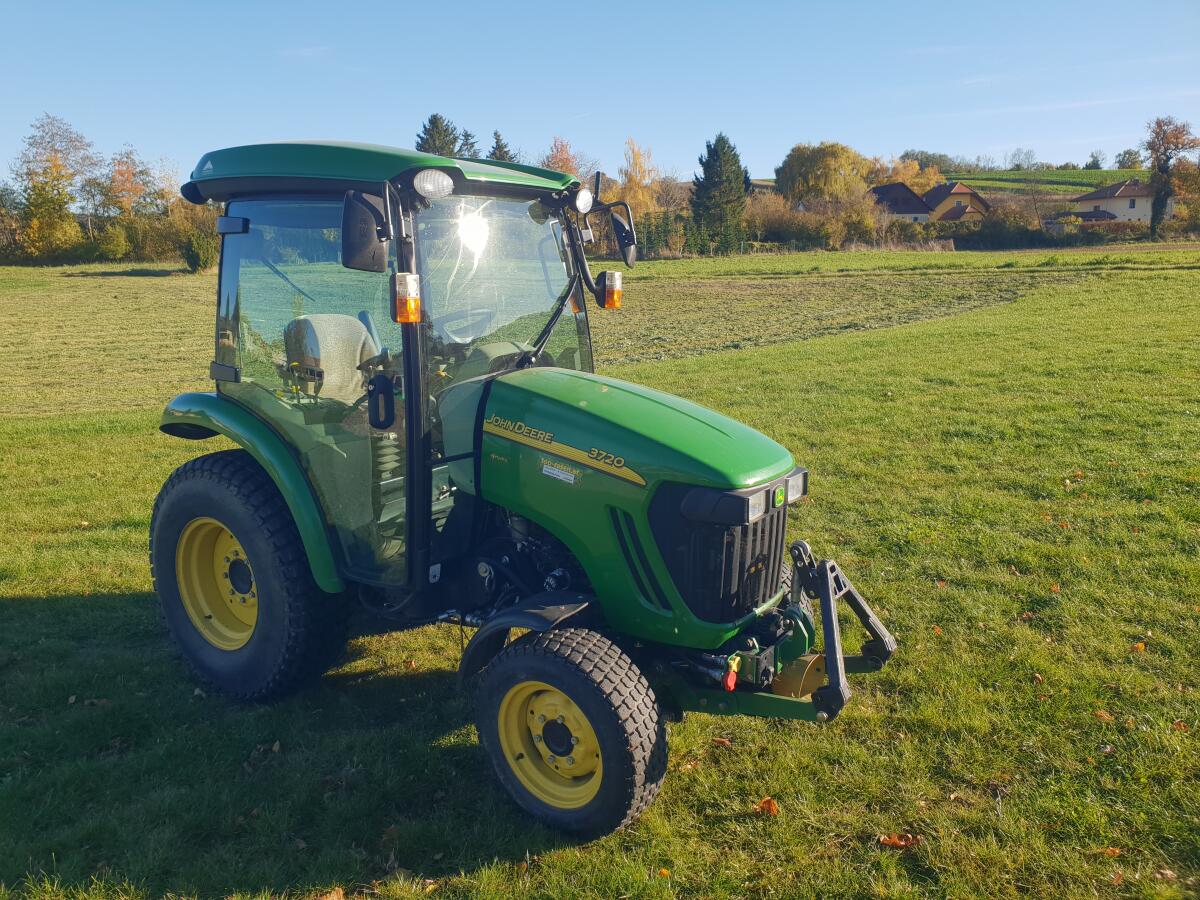 John Deere 3720 Pflegetraktor 2