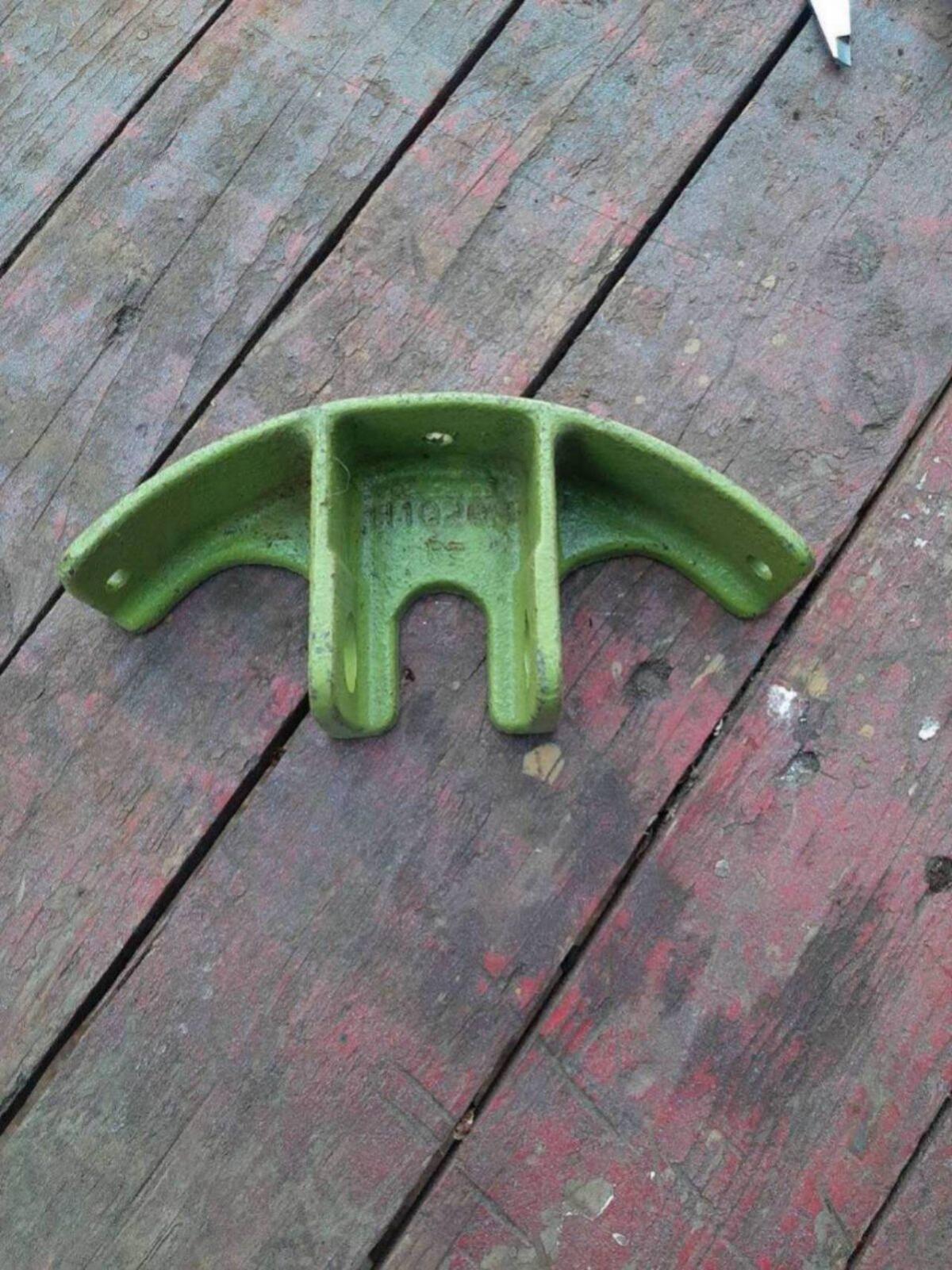 Rundhalterung Claas Halmteiler 2