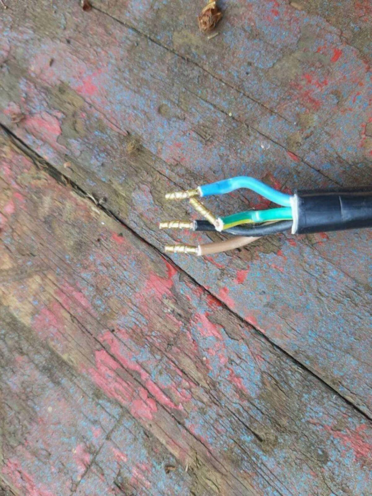 9 flexible Kabel, 4 x 0,75, ca. 2,8 m lang 2