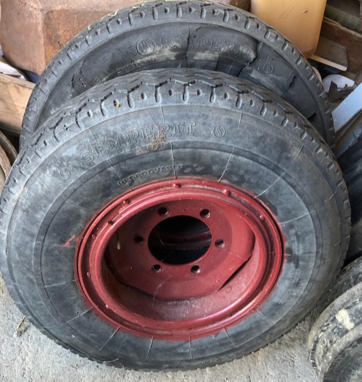 2 Stk. Anhängerreifen 825x16 mit 6-Loch-Felgen 2