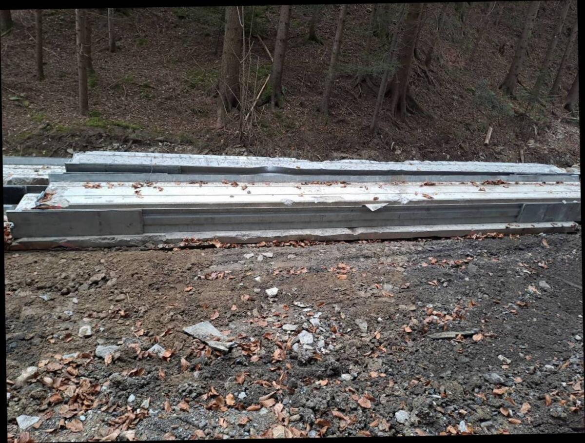 Betonleitwand Holzunterlager 3