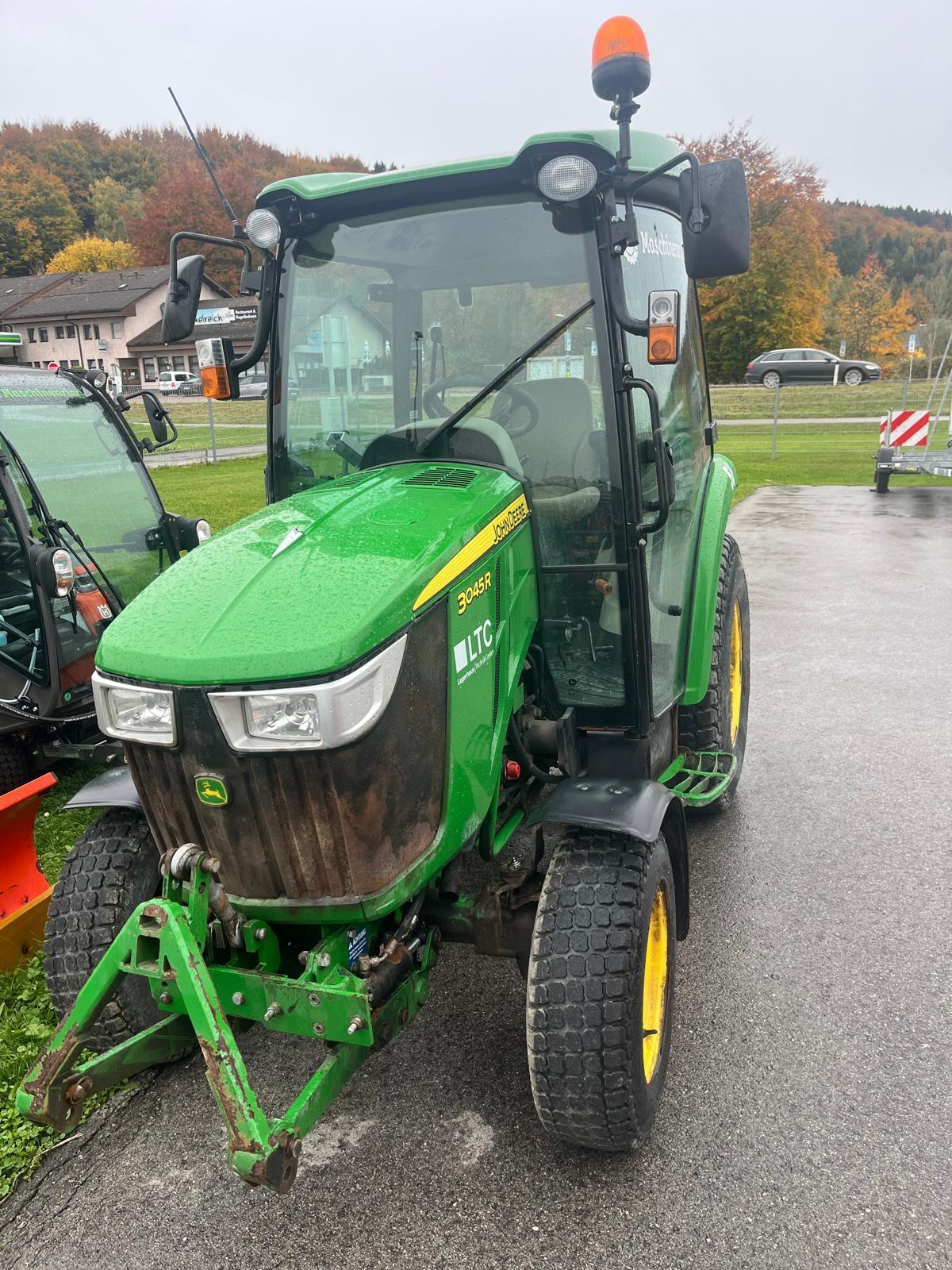 Traktor John Deere 3045 R 2