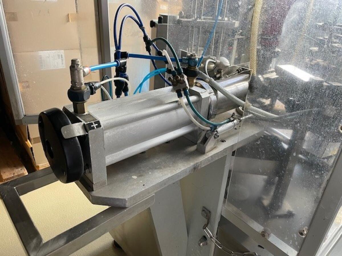 Becherabfüllanlage für Milchprodukte oder Marmeladen, Rotopack 3