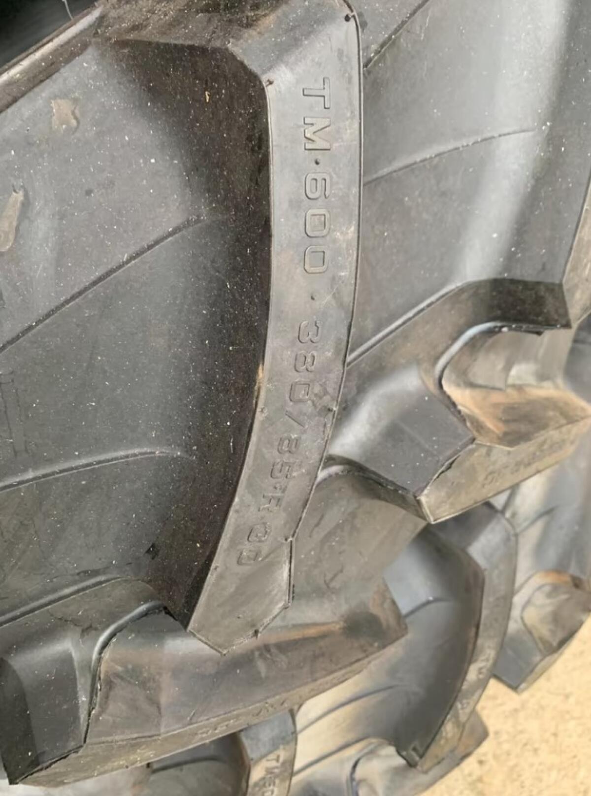 Trelleborg Reifen 380/85R30 (entspricht 14.9/30) – Neu 3