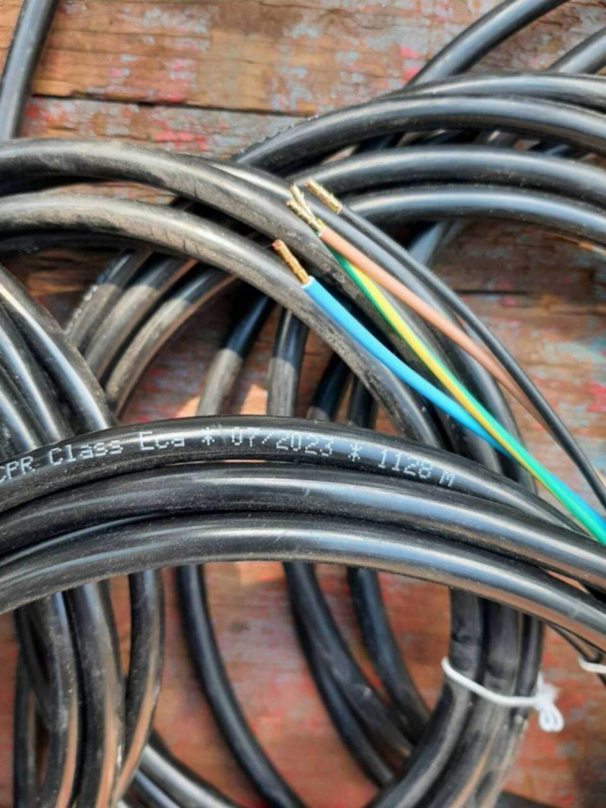 9 flexible Kabel, 4 x 0,75, ca. 2,8 m lang 3