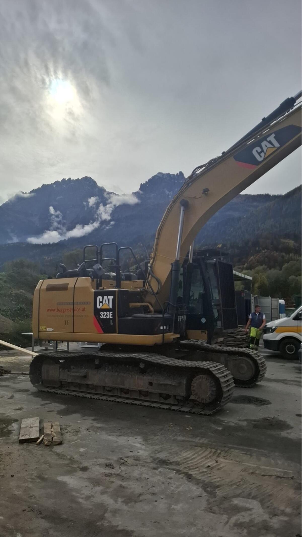 Cat 323 E 3