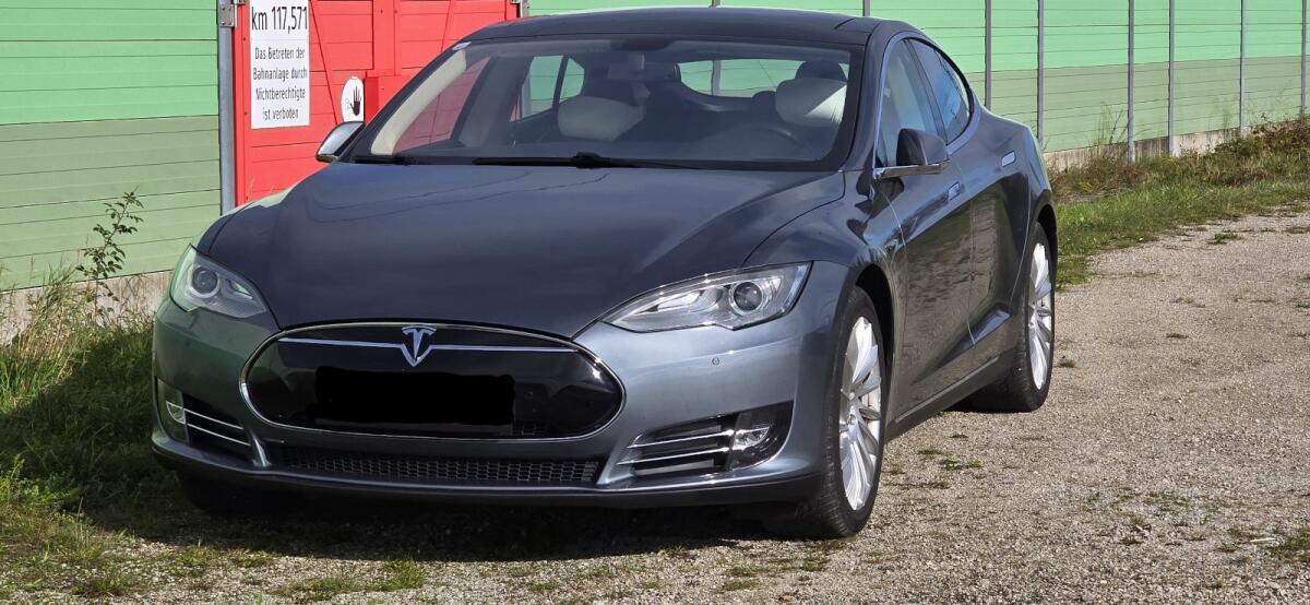 Tesla Model S 85 kostenlos laden bei Tesla 2