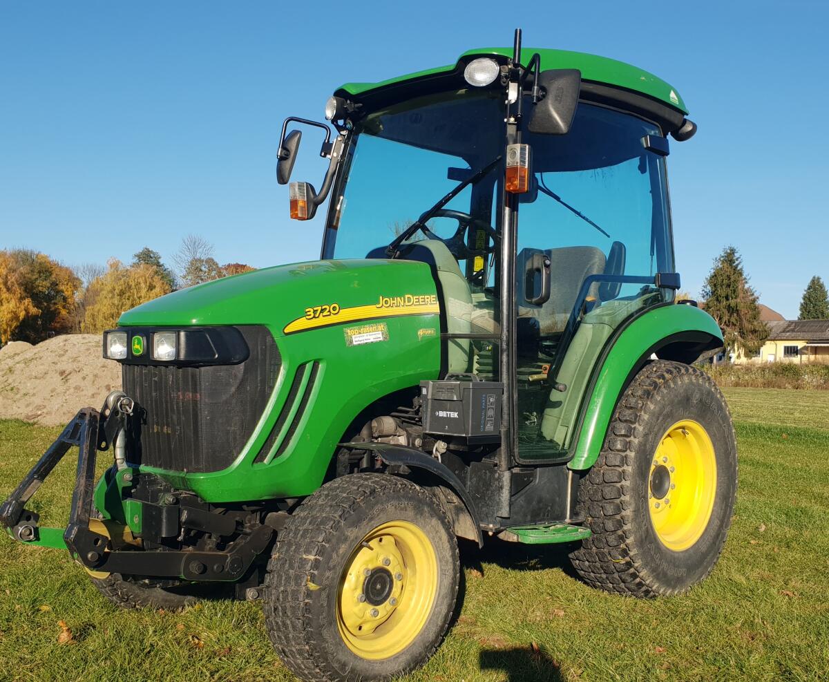 John Deere 3720 Pflegetraktor 1