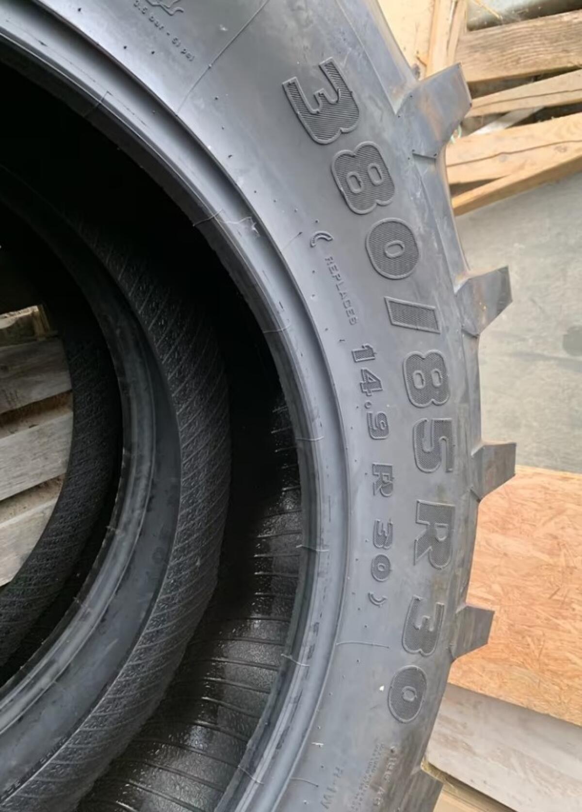 Trelleborg Reifen 380/85R30 (entspricht 14.9/30) – Neu 2