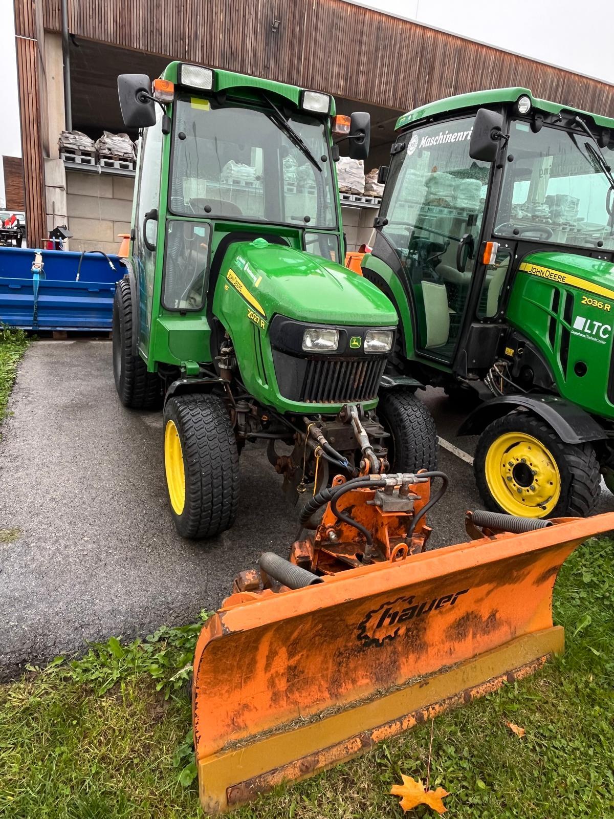 Traktor John Deere 2027R 1