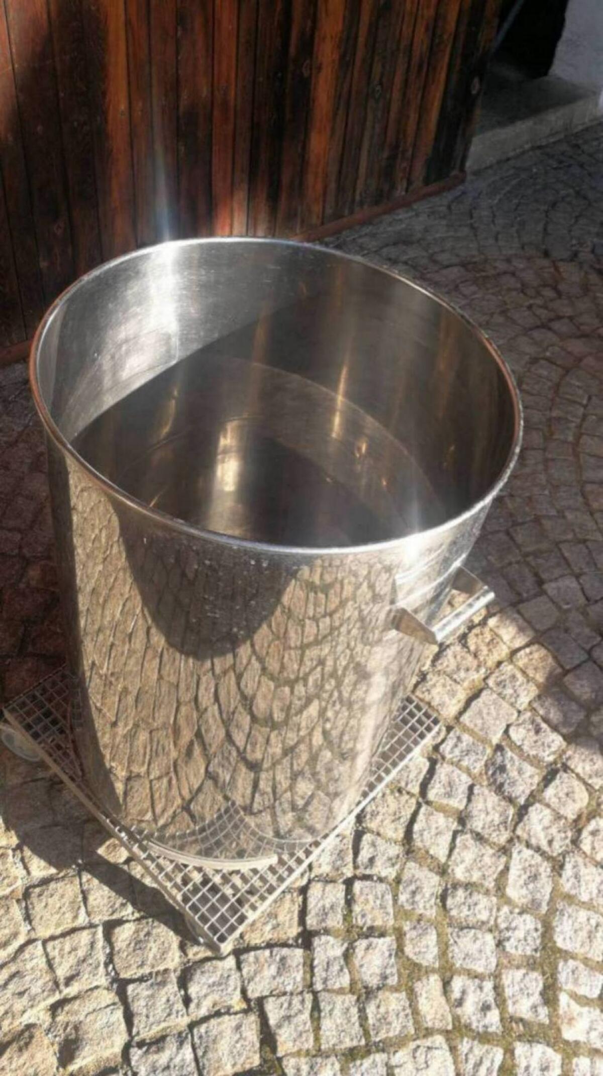 200 l Edelstahlbehälter mit Fahrgestell 1
