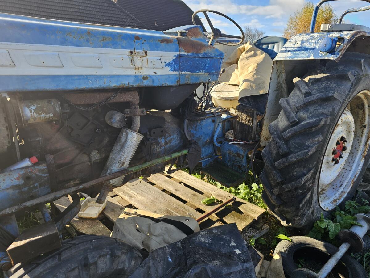 2 Stk. Ford 5000, eine mit Papieren, eine für Teile 1
