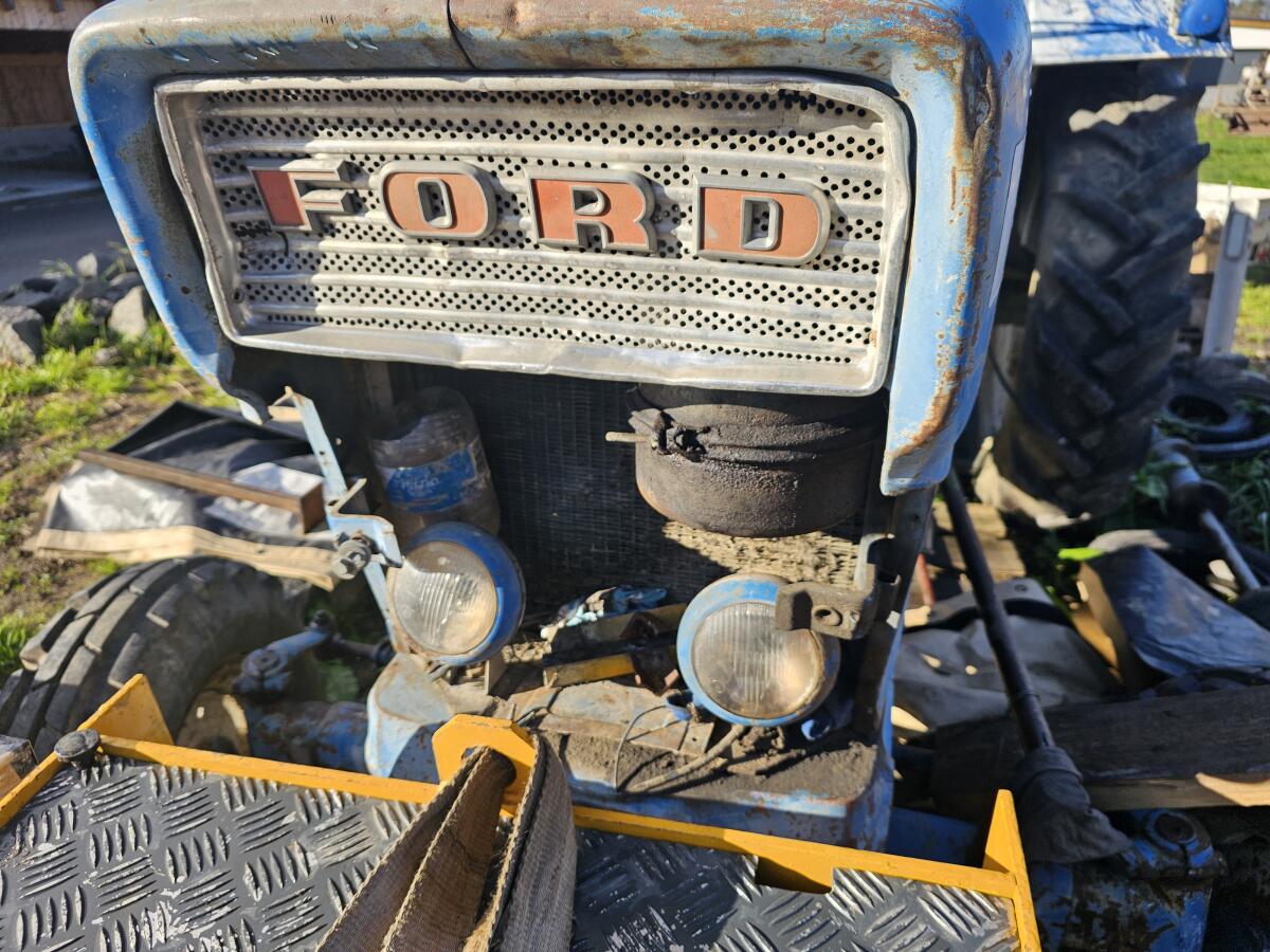 2 Stk. Ford 5000, eine mit Papieren, eine für Teile 3