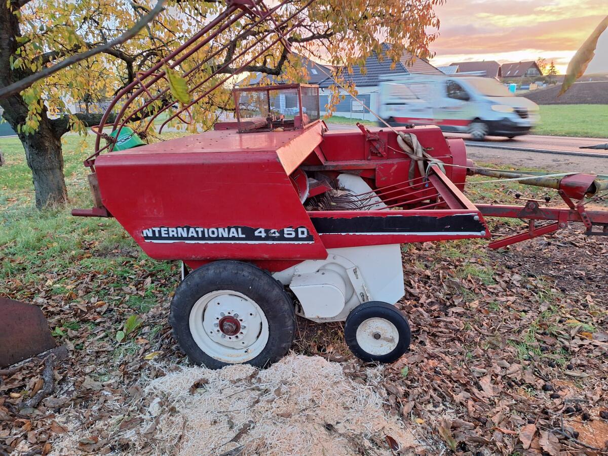 Verkaufe Schwarzmüller Anhänger (Plateauwagen) und IHC Presse 445 2