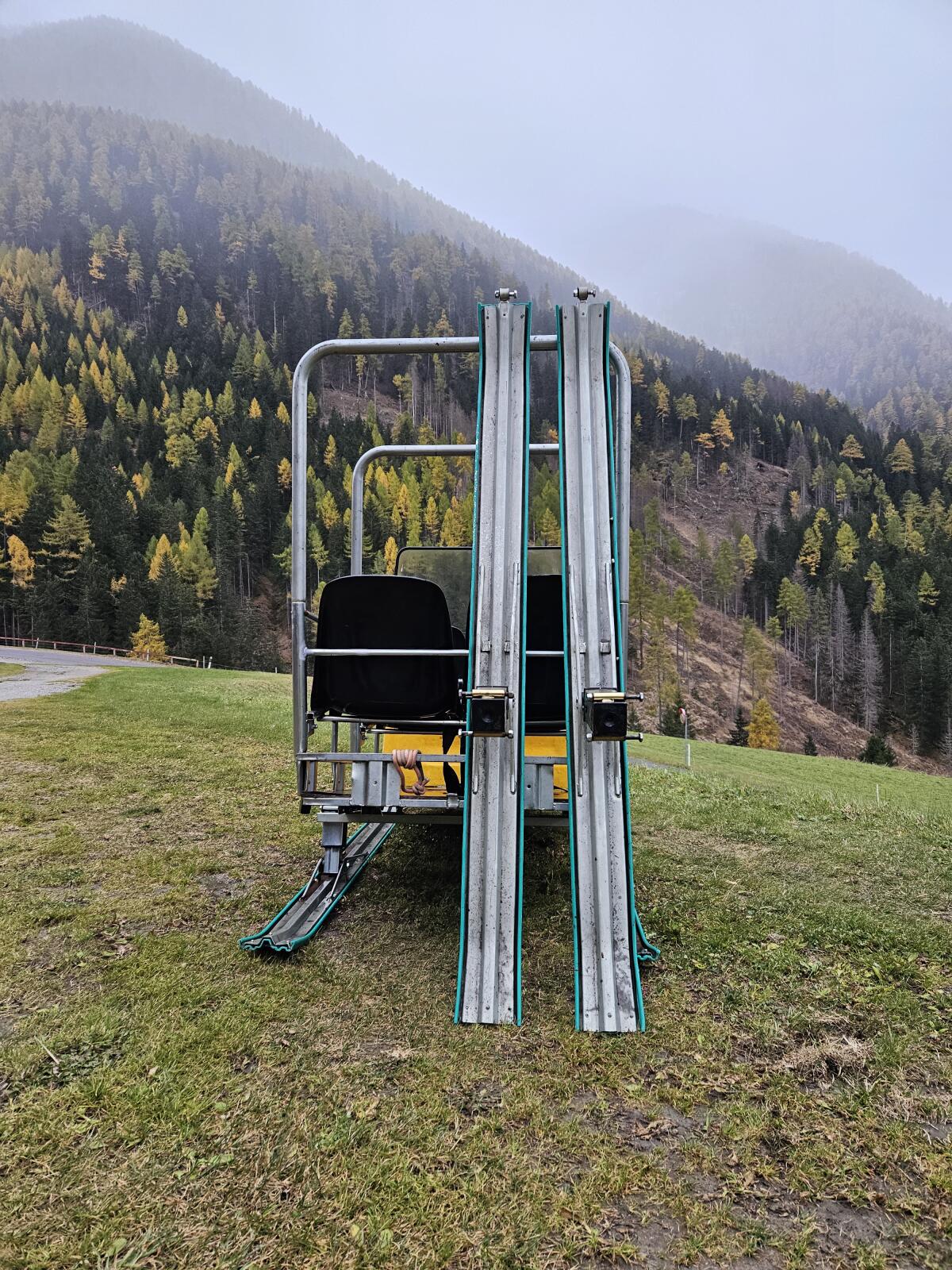Skidoo Schwerlastanhänger mit Schneeschild, Sitzen und Gurten 3