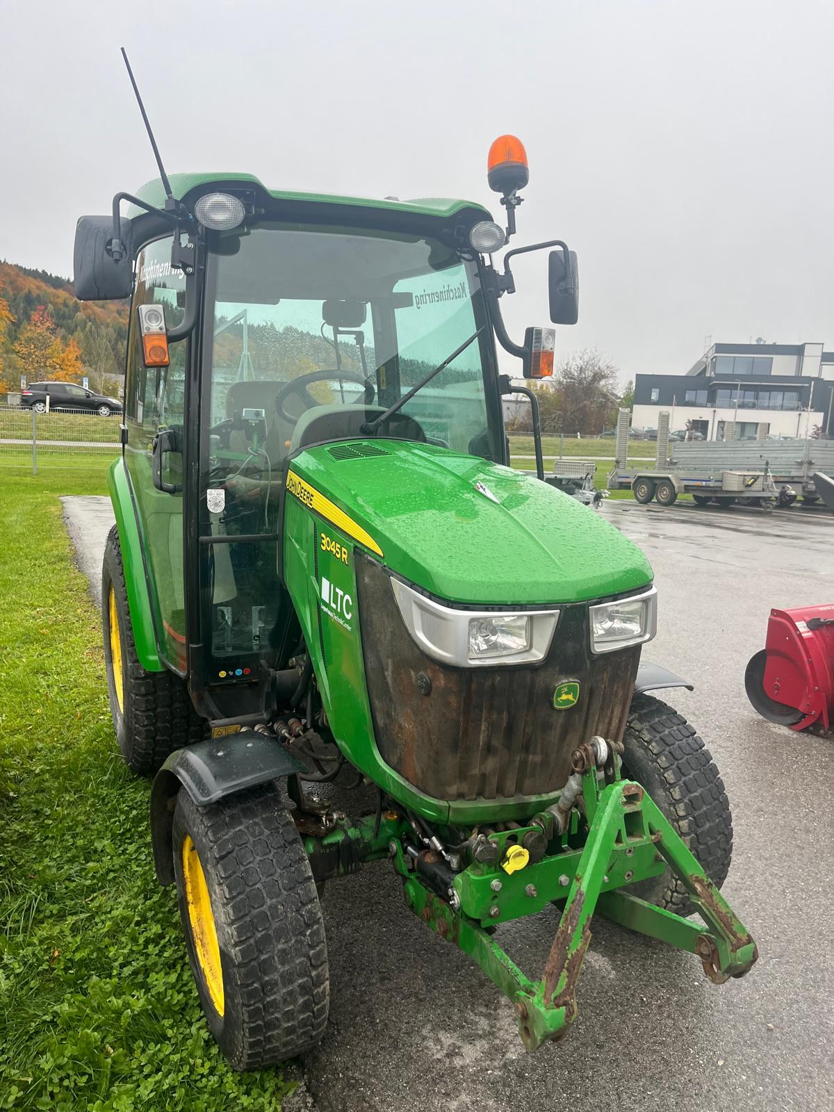 Traktor John Deere 3045 R 1