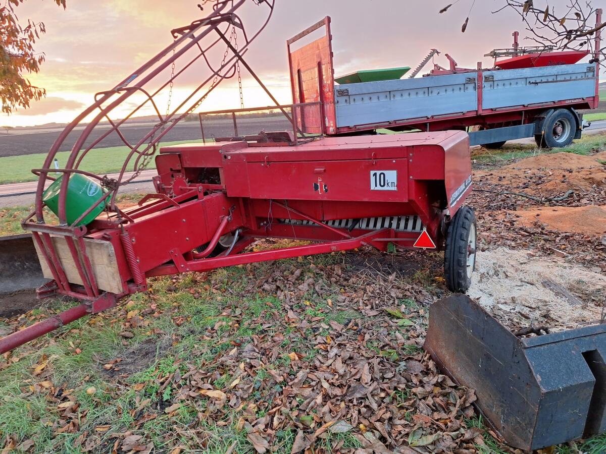 Verkaufe Schwarzmüller Anhänger (Plateauwagen) und IHC Presse 445 3