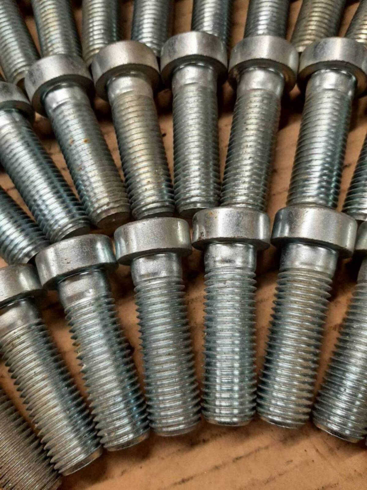 Inbus-Schrauben 16x50 3