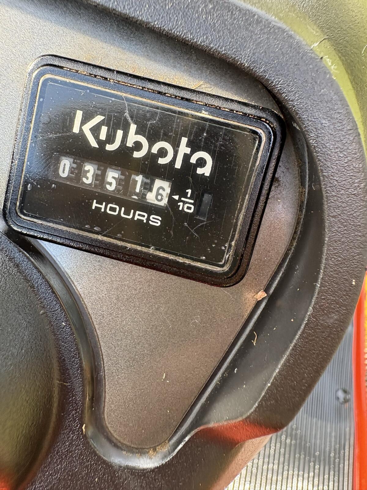 Kubota Rasentraktor mit Schneeketten und Schneeschild 3