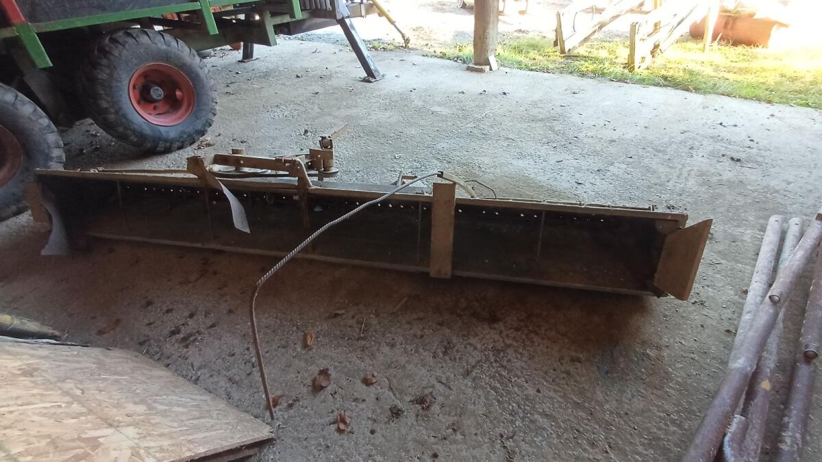 Düngerstreuer und Frontlader zu verkaufen 2