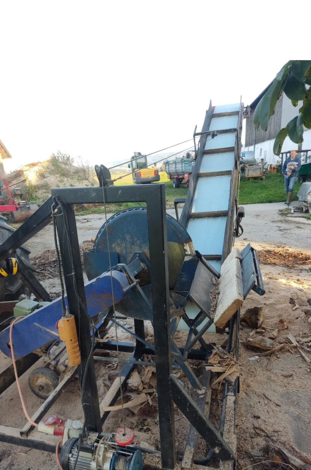 Wippkreissäge mit Förderband 1