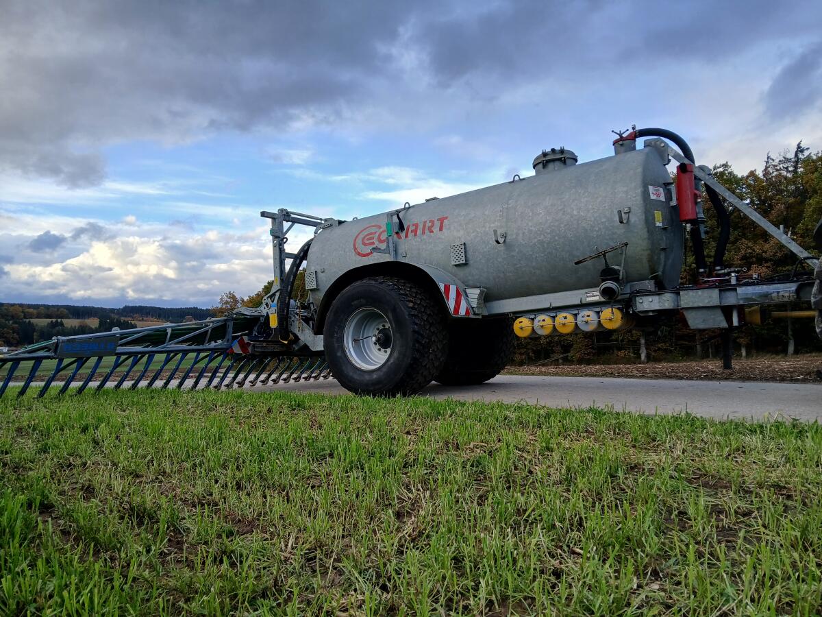 Eckart 10 m³ Güllefass mit Bomech 9 m Verteiler Vakuumfass 2