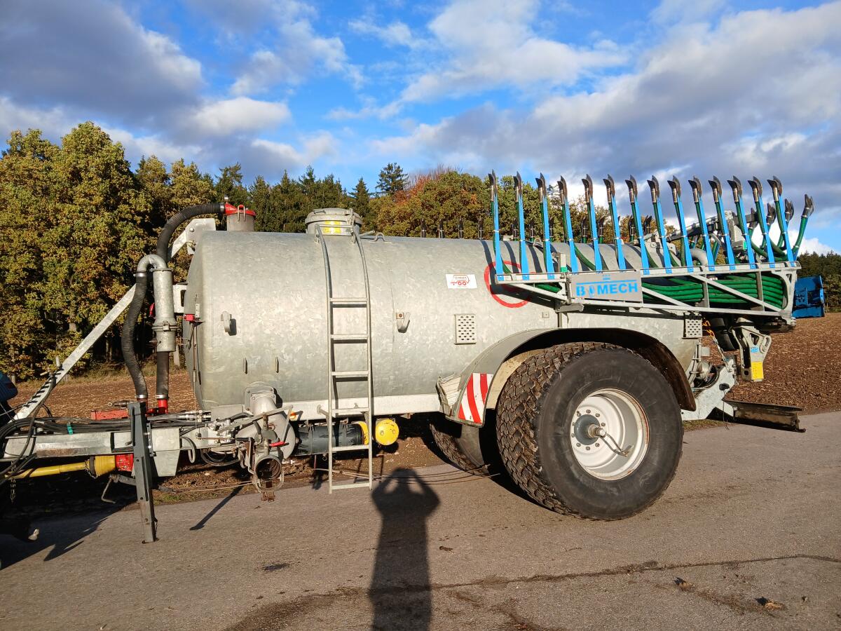 Eckart 10 m³ Güllefass mit Bomech 9 m Verteiler Vakuumfass 3