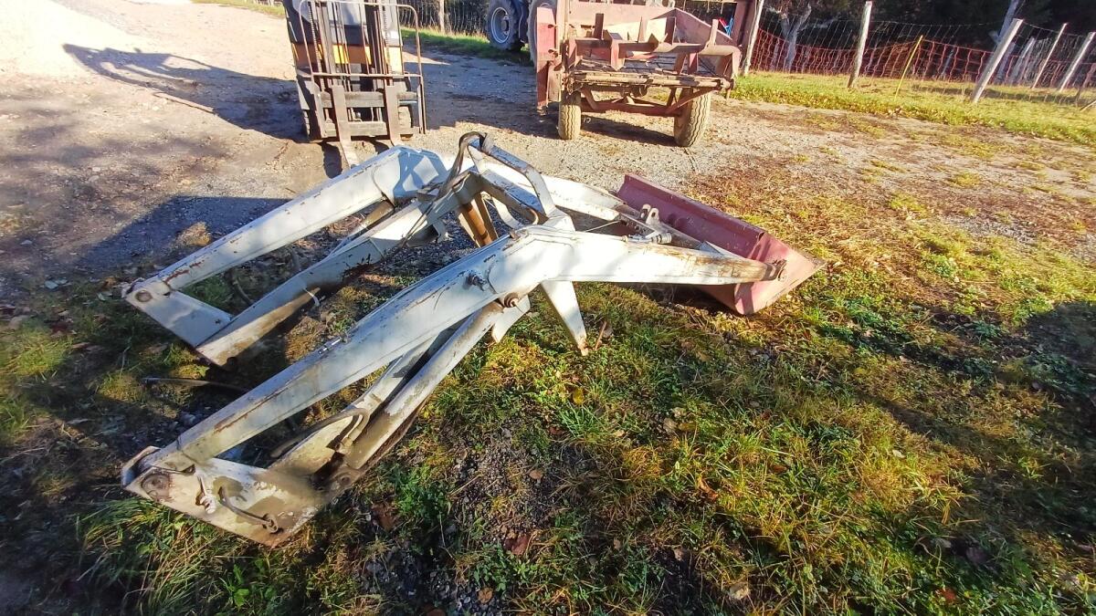 Düngerstreuer und Frontlader zu verkaufen 3