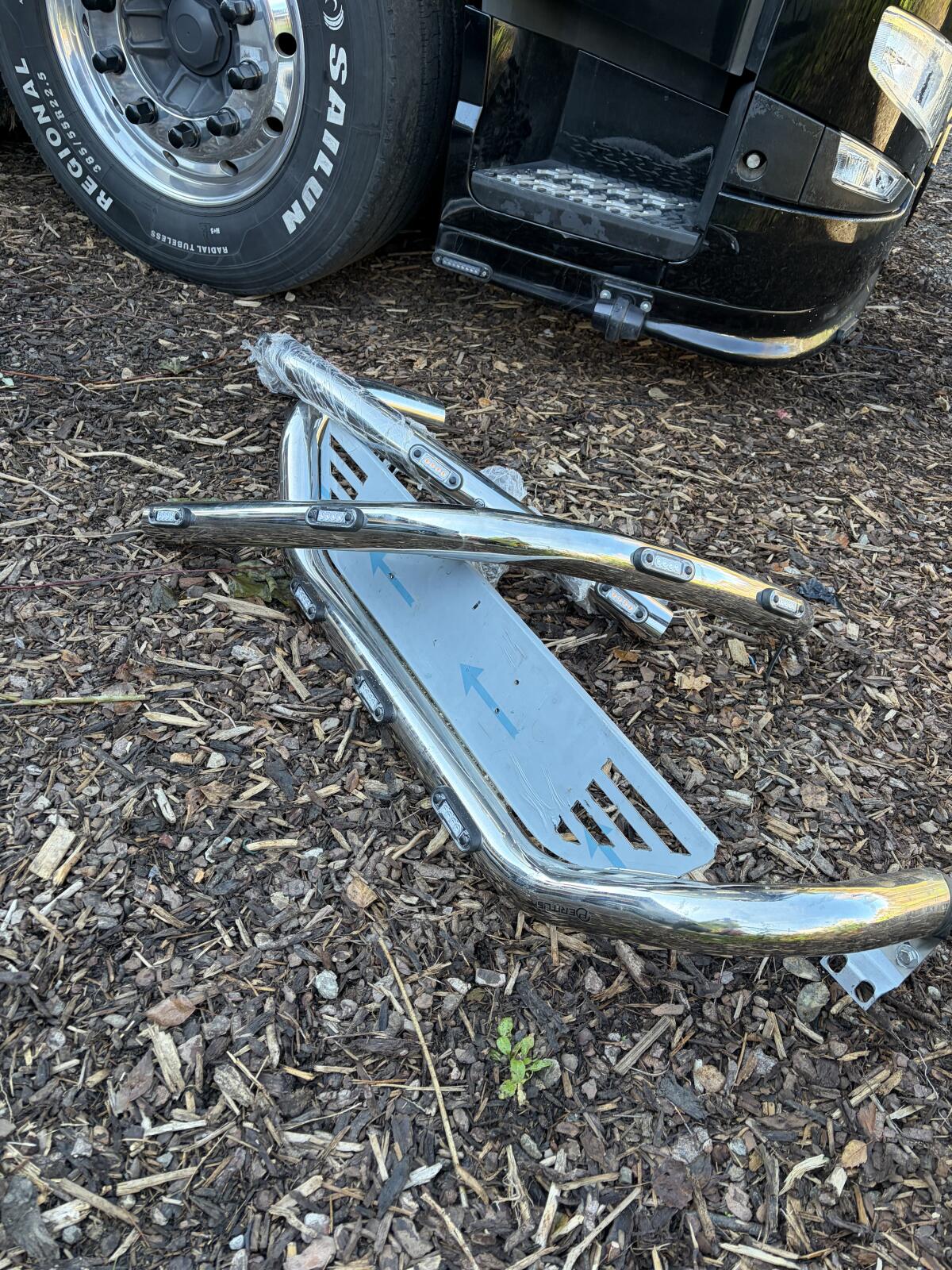 3-tlg. LOBAR aus Edelstahl Volvo Unterspoiler mit LED 2