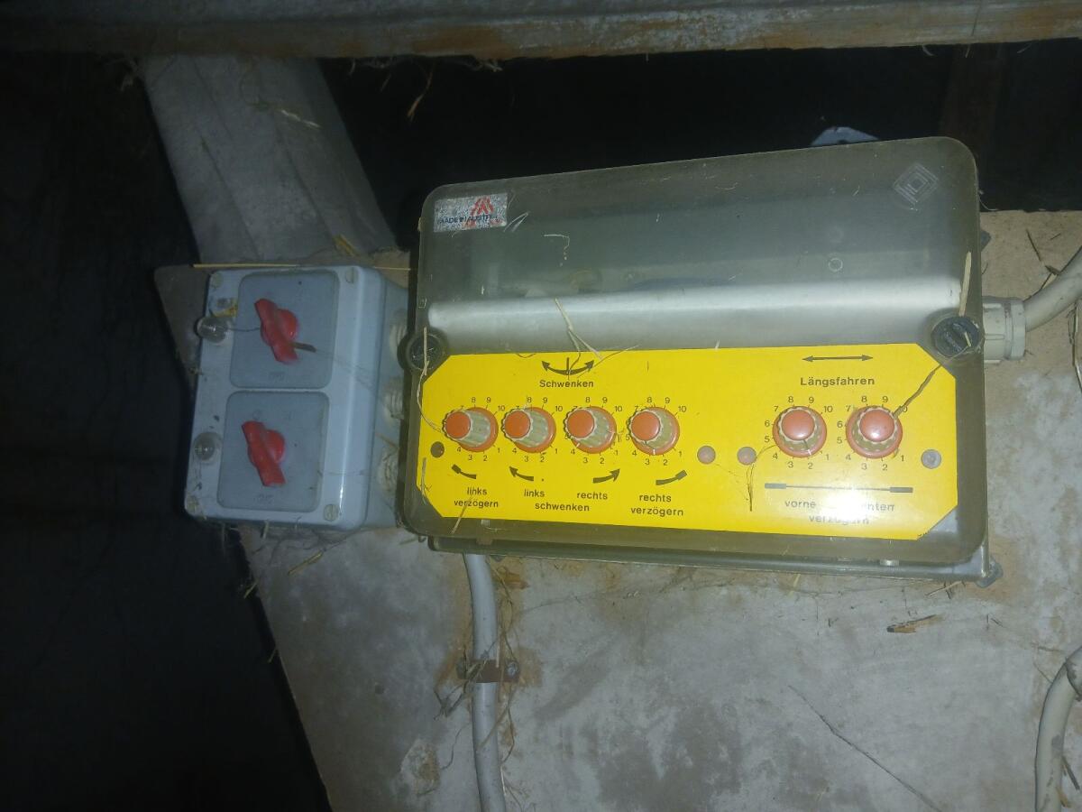 Vollautomatischer Heuverteiler mit Gebläse 1